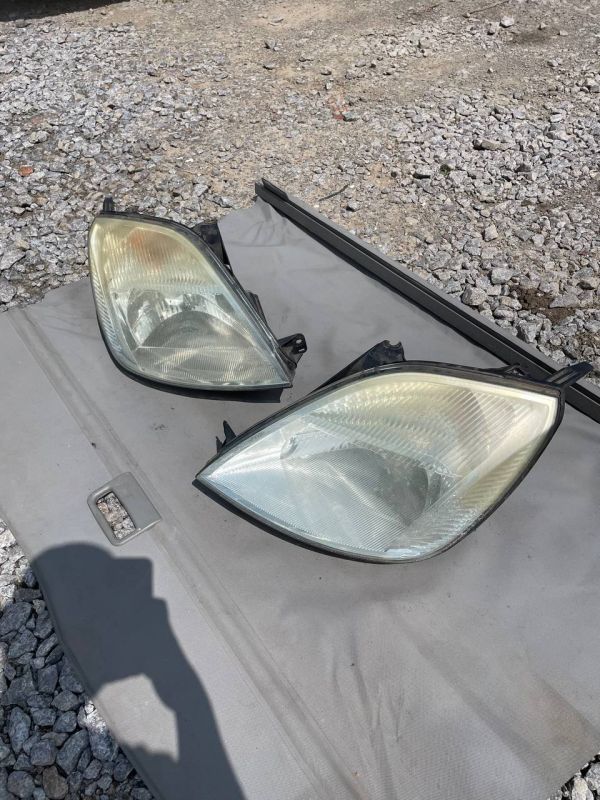 Комплект фар на Ford Fiesta 2002-06