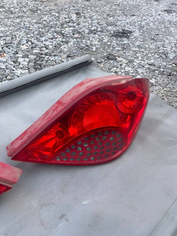 Стопи ліхтарі фонарь Peugeot 207 хач бек ліхтар Пежо 207 правий