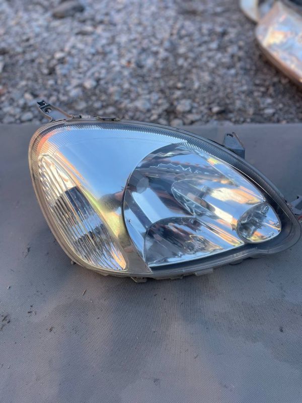 Фара передня права Toyota Yaris 1