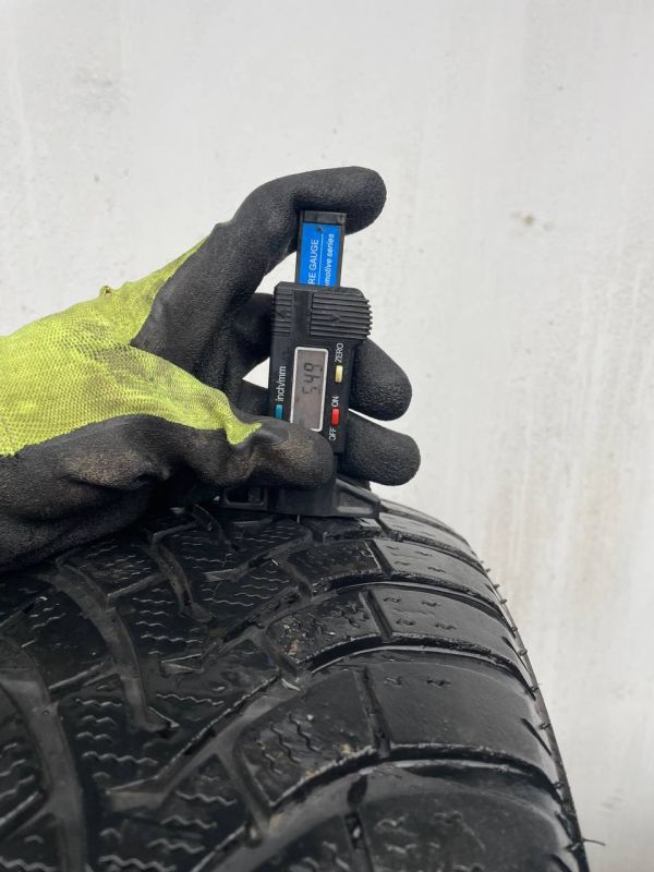 Шини пара Falken 215/65 r17 зима резина