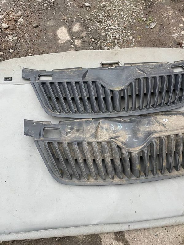 Решітка радіатора Skoda Fabia 2 Шкода фабія 2