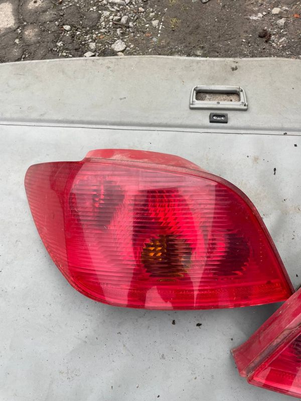 Стопи лівий правий ліхтар фонар Peugeot 307 Хечбек Пежо