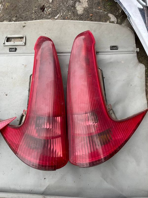 Задні стопи лівий правий ліхтарі стопи Peugeot 206sw пежо Універсал