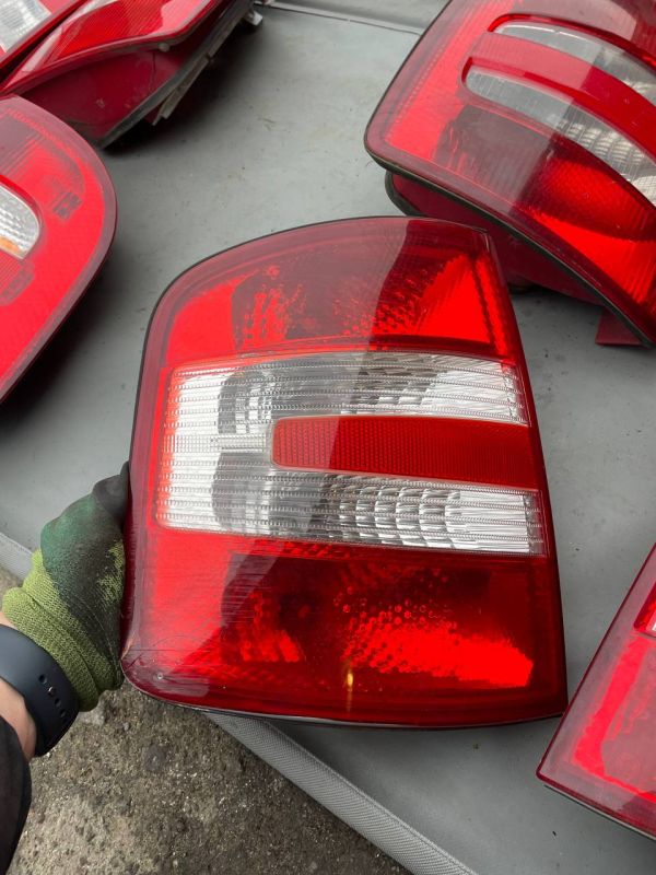 Задні стопи ліхтарі правий лівий ліхтар Skoda Fabia Шкода 