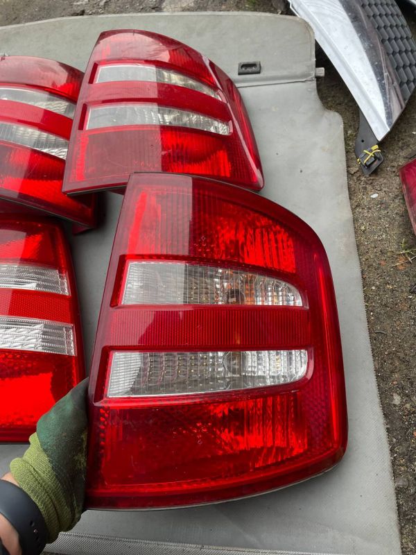 Задні стопи ліхтарі правий лівий ліхтар Skoda Fabia Шкода 