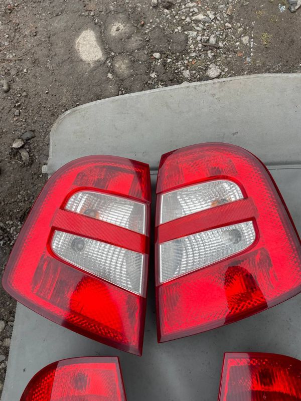 Задні стопи ліхтарі правий лівий ліхтар Skoda Fabia Шкода 