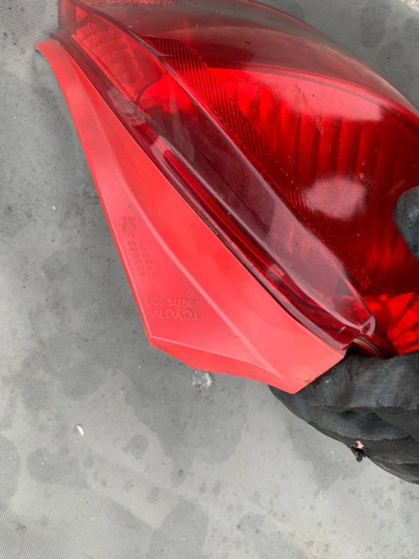 Задні ліхтарі стопи Toyota Yaris 2 Тойота Яріс 2 фонарь лівий