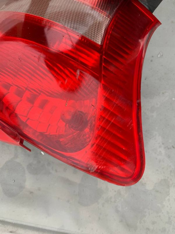 Задні ліхтарі стопи Toyota Yaris 2 Тойота Яріс 2 фонарь лівий