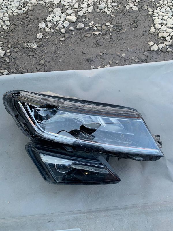 Права передня фара Skoda Kodiaq Є пошкодження