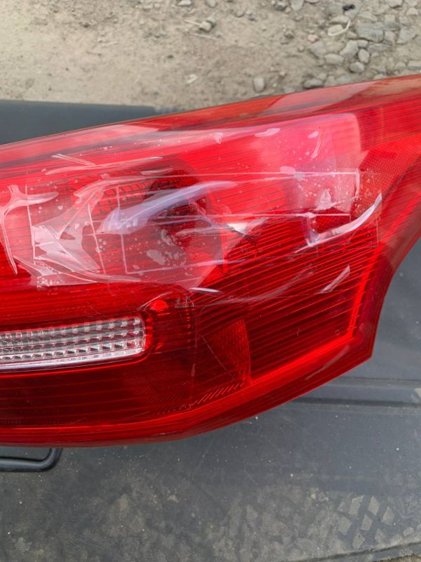 Є пошкодження Ліхтар задній правий  FORD FOCUS МК 3 Форд Фокус 2014