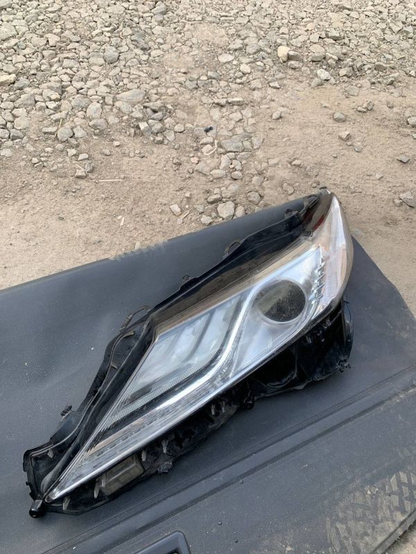 Скло фари ліве праве Toyota camry 70 тойота камрі 70 По запчастинах