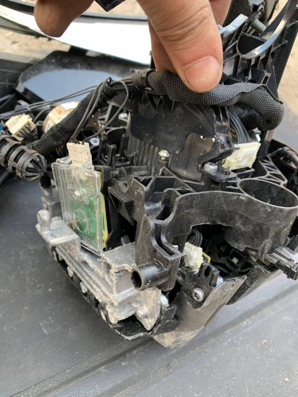 По запчастинах Фара права Porsche Cayenne