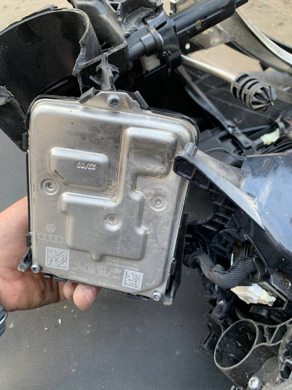 По запчастинах Фара права Porsche Cayenne