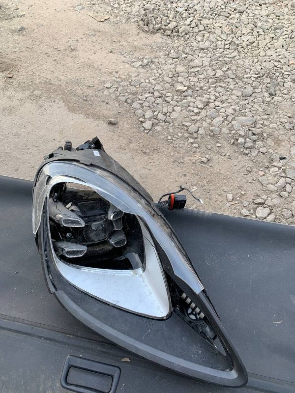 По запчастинах Фара права Porsche Cayenne