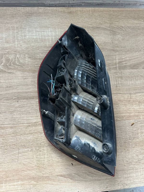 Стоп ліхтар задній правий фара renault scenic сценик 2 до рестайлінга Є Дефект