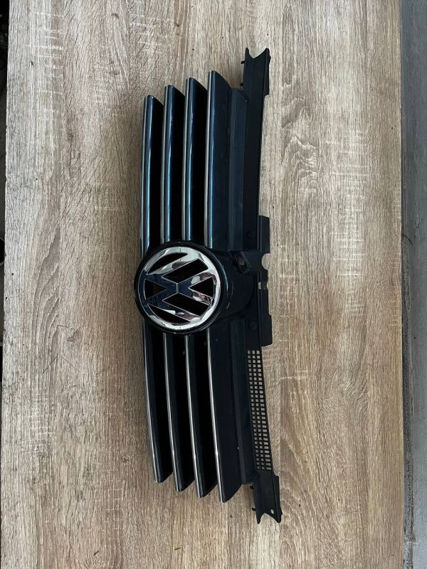Решітка радіатора Фольцваген Пасат Б5 Volkswagen Passat B5