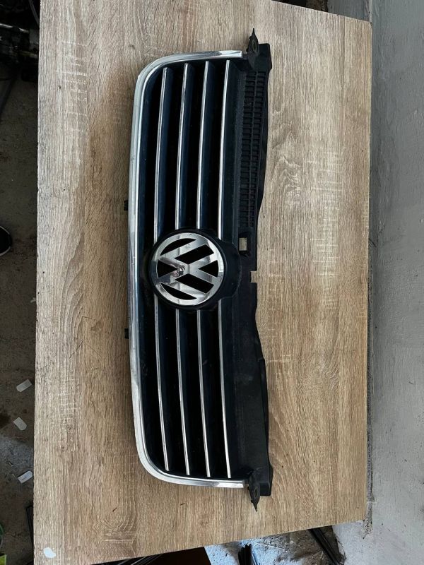 Решітка радіатора для автомобіля Фольцваген Пасат Б5 Volkswagen Passat B5
