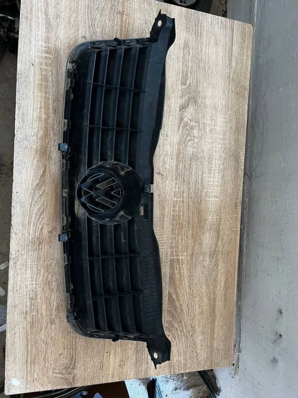 Решітка радіатора для автомобіля Фольцваген Пасат Б5 Volkswagen Passat B5