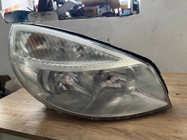 Передня фара права Рено Сценік 2 Renault Scenic II