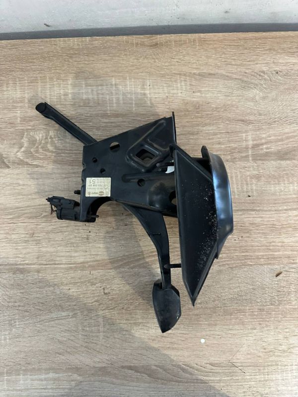 Педаль тормозу гальма Volkswagen Golf 4 Шкода тур 1J1 721 058 AK