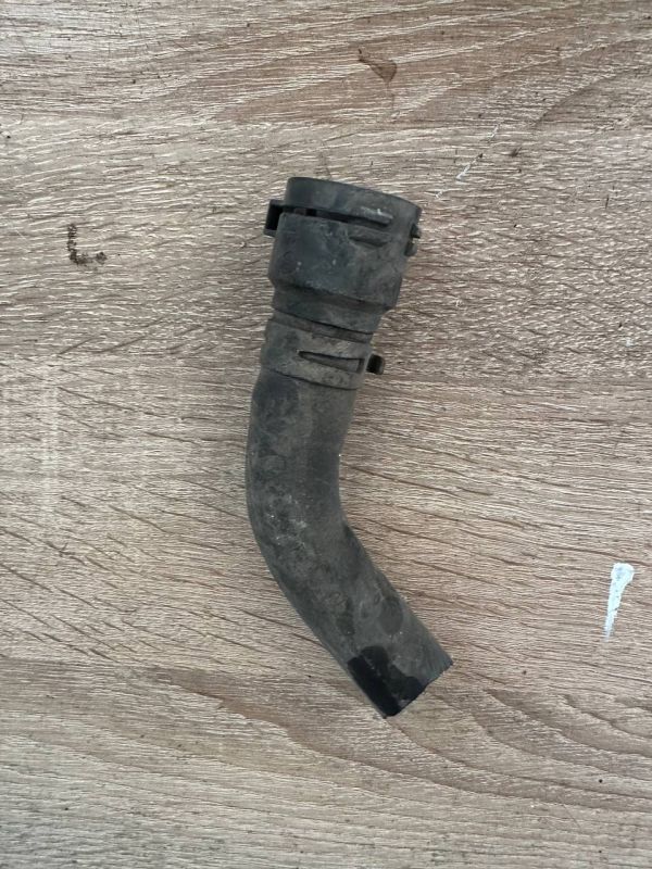 Патрубки трубки Шкода тур Патрубок Volkswagen Golf IV, Skoda Octavia 2004- 06A133240C