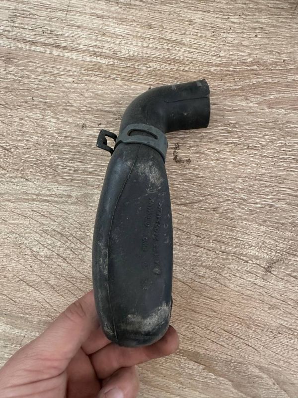 Патрубки трубки Шкода тур Патрубок Volkswagen Golf IV, Skoda Octavia 2004- 06A133240C