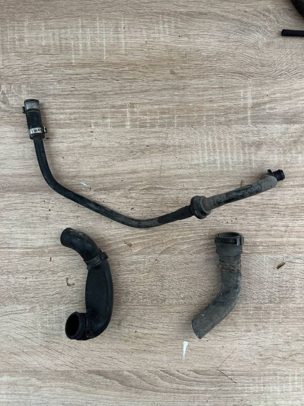 Патрубки трубки Шкода тур Патрубок Volkswagen Golf IV, Skoda Octavia 2004- 06A133240C