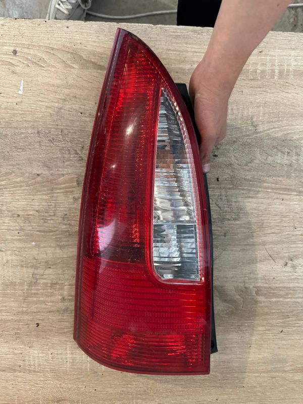 Стоп фонарь ліхтар правий Mazda premacy 99-01 ліхтарь