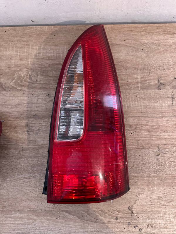 Стоп фонарь ліхтар правий Mazda premacy 99-01 