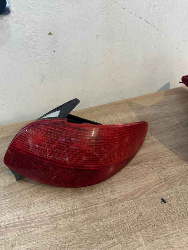 Задній стоп фонарь ліхтар правий Peugeot 206 пежо 206