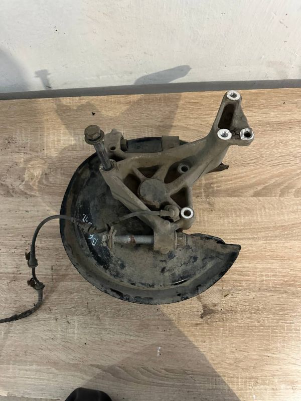 Цапфа задня права Volkswagen Passat b6 цапфа зі ступицею задня 3C0505433K 3C0505434K 1T0598611B