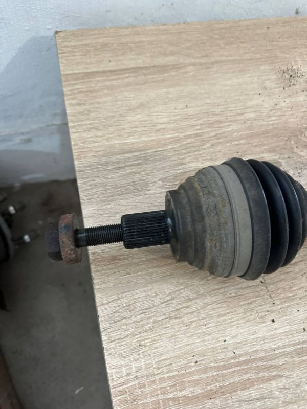 Піввісь Полуось Volkswagen Passat b6 2,0 напівось права привод 1Q0407272X 1Q0407272