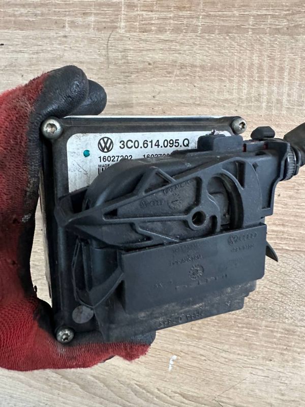 Блок Абс з фішкою Volkswagen Passat b6 блок ABS 2.0 бензин 3C0614095 Q