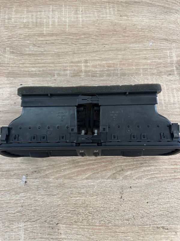 Дефлектор (повітропровід) центральний VOLKSWAGEN PASSAT B6 2005-2010