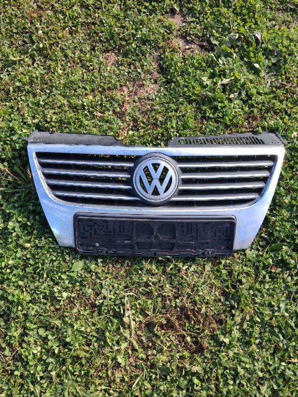 Решітка радіатора Volkswagen Passat B6 3C0853651D