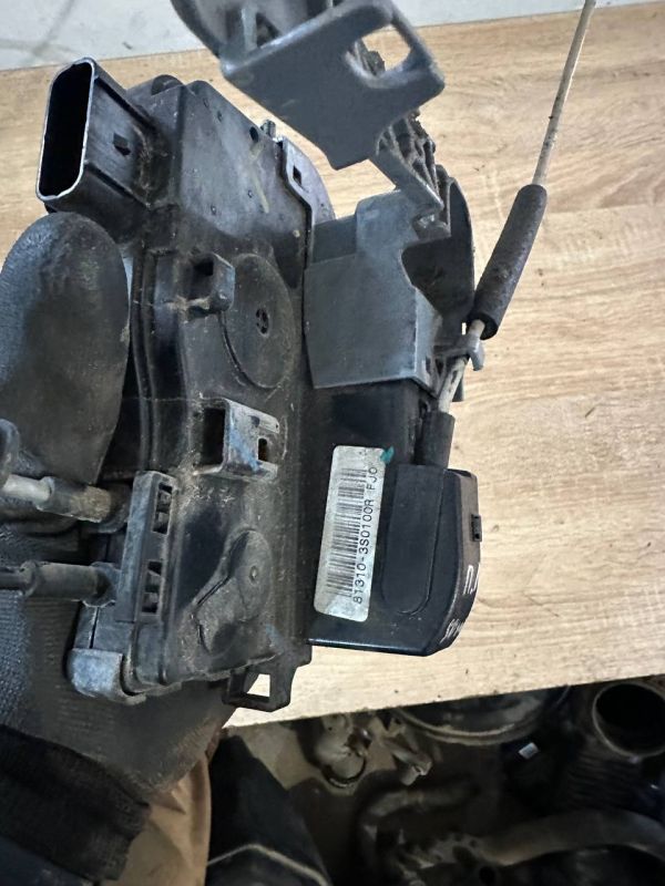 Замок дверей передній лівий 81310-3S0100 Хюндай Соната Hyundai Sonata 6 VI YF 2.0 16V G4KH
