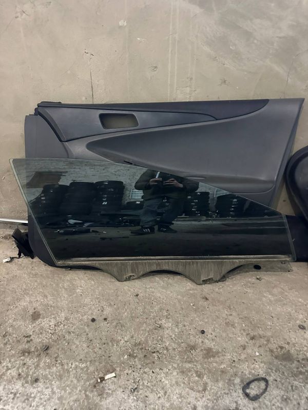 Скло дверей переднє праве 82421-3S010 43R-000383 Хюндай Соната Hyundai Sonata 6 VI YF 2.0 16V G4KH